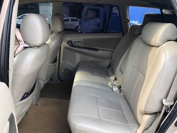 Bán gấp Toyota Innova 2015 số sàn vàng cát xe đẹp mới tính.