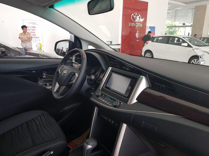 Toyota Innova 2.0E MT