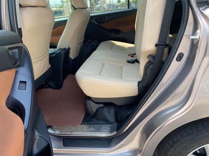 Cần bán gấp Toyota Innova 2018 số sàn. Xe màu xám nâu