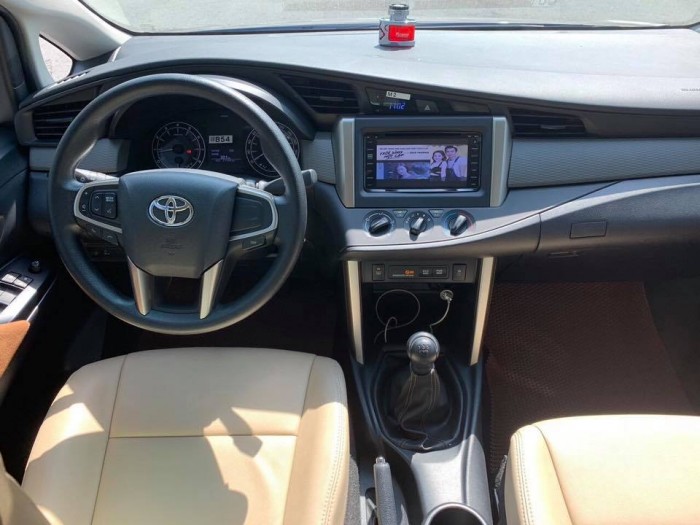 Cần bán gấp Toyota Innova 2018 số sàn. Xe màu xám nâu