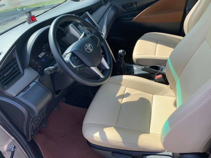 Cần bán gấp Toyota Innova 2018 số sàn. Xe màu xám nâu