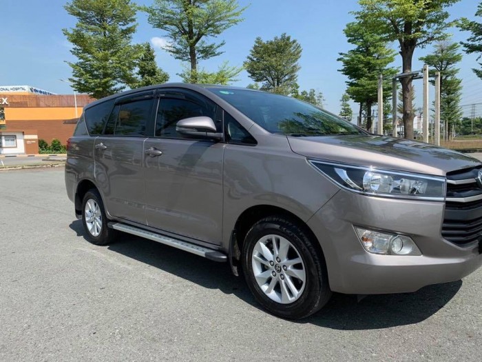 Cần bán gấp Toyota Innova 2018 số sàn. Xe màu xám nâu