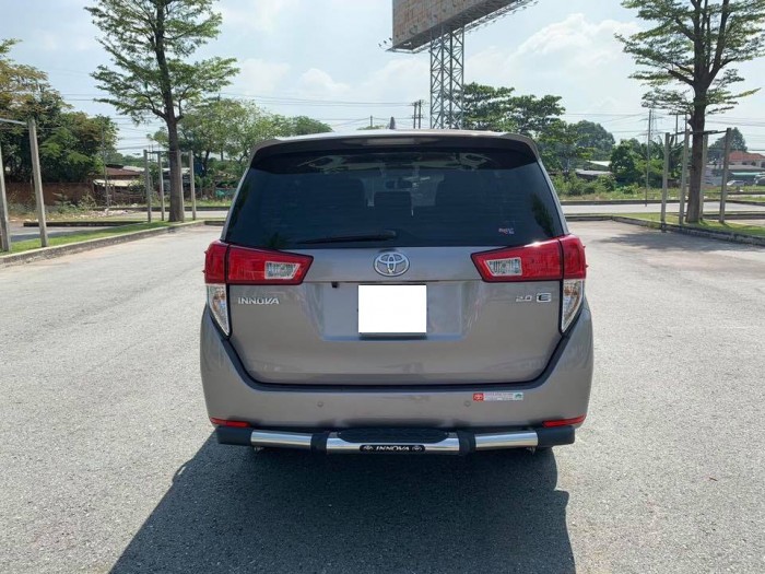 Cần bán gấp Toyota Innova 2018 số sàn. Xe màu xám nâu