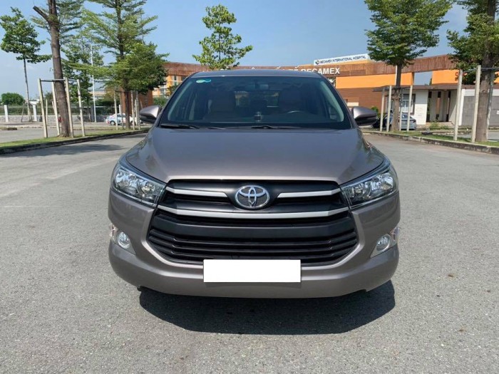 Cần bán gấp Toyota Innova 2018 số sàn. Xe màu xám nâu