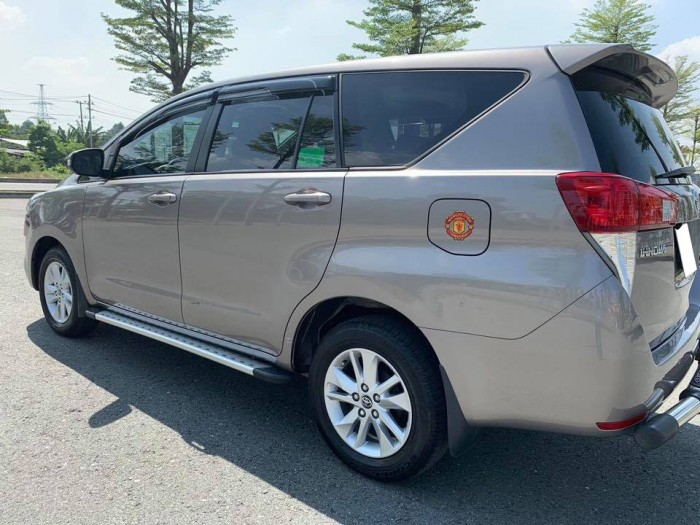 Cần bán gấp Toyota Innova 2018 số sàn. Xe màu xám nâu