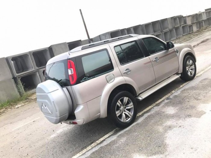 Cần bán Ford Everest cuối 2012 Limited.Xe màu hồng phấn