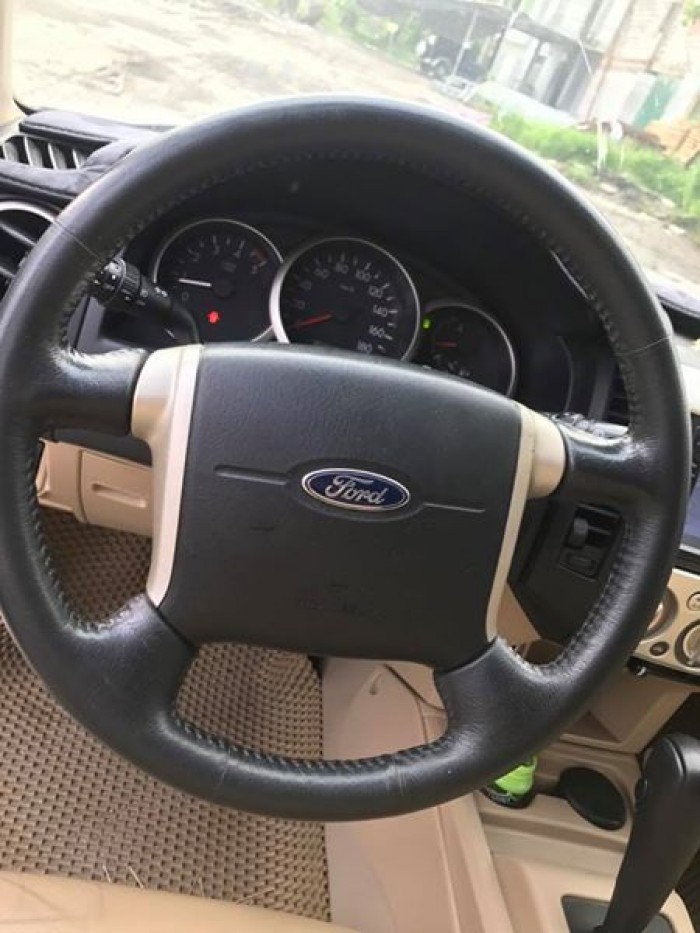 Cần bán Ford Everest cuối 2012 Limited.Xe màu hồng phấn
