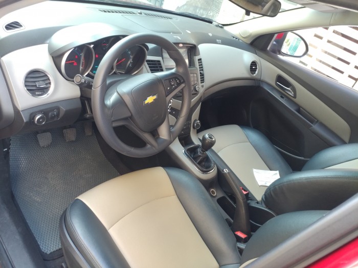 Bán nhanh Chevrolet Cruze LT 2015 màu đỏ cực độc và đẹp.