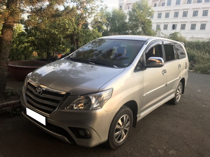 Cần bán gấp Toyota Innova 2017 số tự động. Xe màu bạc