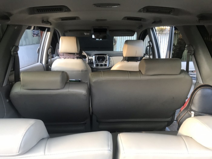 Cần bán gấp Toyota Innova 2017 số tự động. Xe màu bạc