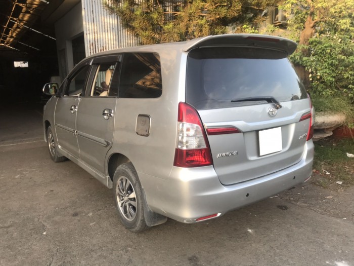 Cần bán gấp Toyota Innova 2017 số tự động. Xe màu bạc