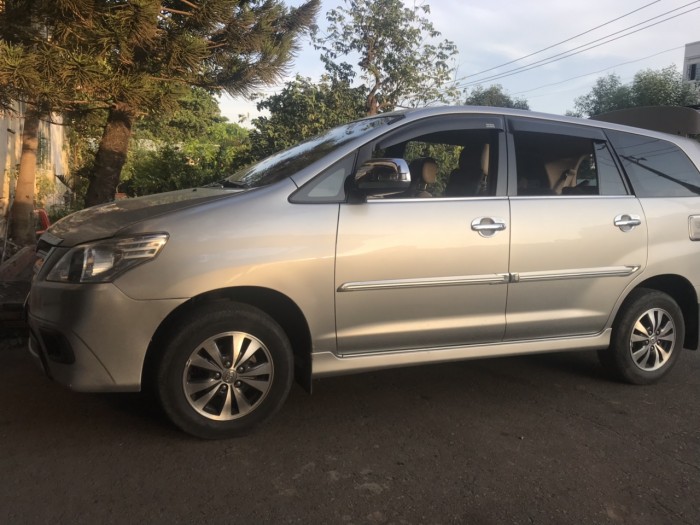Cần bán gấp Toyota Innova 2017 số tự động. Xe màu bạc