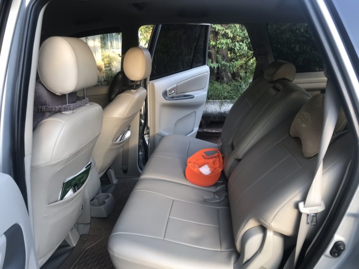 Cần bán gấp Toyota Innova 2017 số tự động. Xe màu bạc