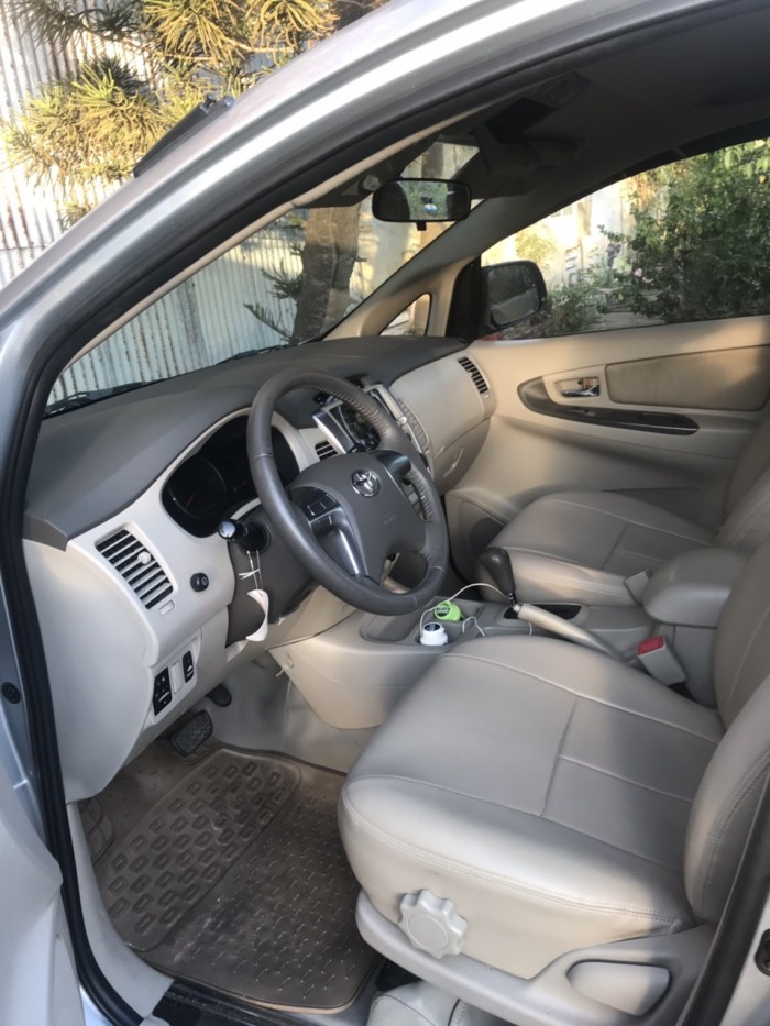 Cần bán gấp Toyota Innova 2017 số tự động. Xe màu bạc