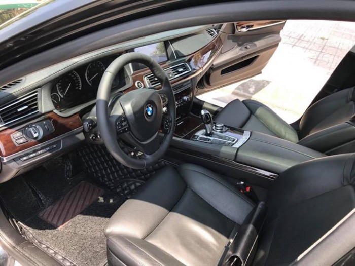 Cần bán xe BMW 750Li 2011 màu đen bóng