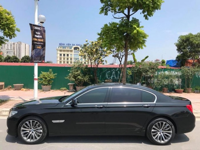 Cần bán xe BMW 750Li 2011 màu đen bóng
