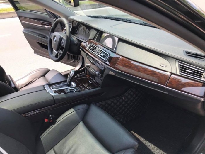 Cần bán xe BMW 750Li 2011 màu đen bóng