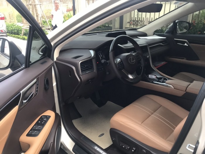 Bán gấp xe Lexus RX200t 2016 đk 2017 số tự động 6 cấp màu vàng cát