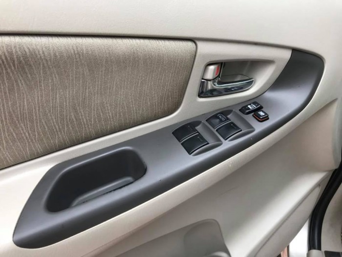 Bán gấp xe Toyota Innova 2014 số sàn . Xe phom mới,màu vàng cát