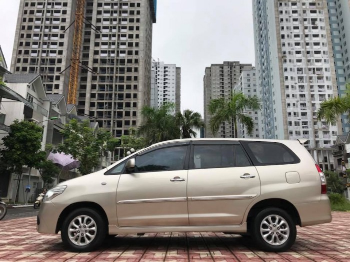 Bán gấp xe Toyota Innova 2014 số sàn . Xe phom mới,màu vàng cát