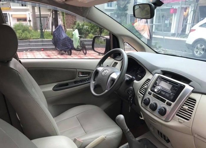 Bán gấp xe Toyota Innova 2014 số sàn . Xe phom mới,màu vàng cát