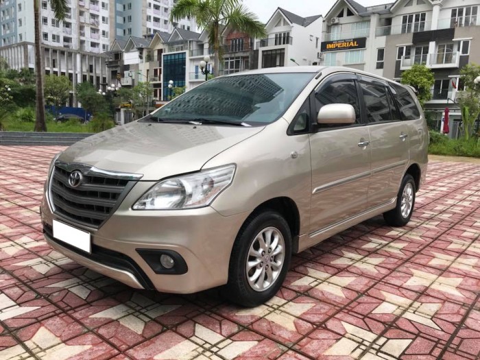 Bán gấp xe Toyota Innova 2014 số sàn . Xe phom mới,màu vàng cát
