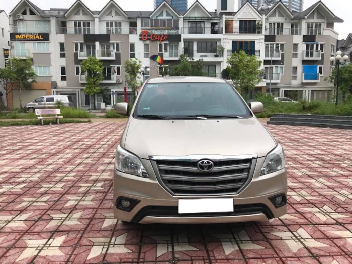 Bán gấp xe Toyota Innova 2014 số sàn . Xe phom mới,màu vàng cát