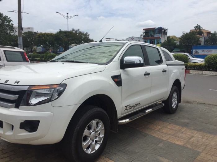 Bán Ford Ranger XLT 2014 tự động 2 cầu máy dầu màu trắng