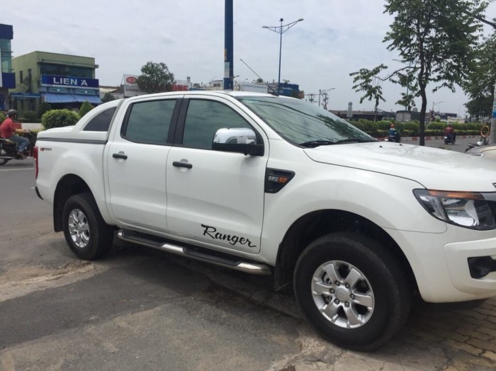 Bán Ford Ranger XLT 2014 tự động 2 cầu máy dầu màu trắng