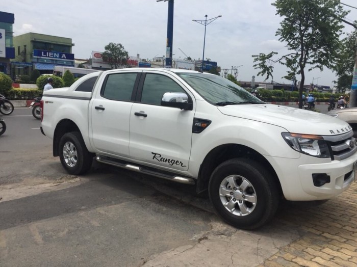 Bán Ford Ranger XLT 2014 tự động 2 cầu máy dầu màu trắng