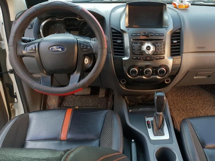 Bán Ford Ranger XLT 2014 tự động 2 cầu máy dầu màu trắng