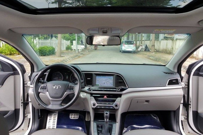 Bán xe Hyundai Elantra 2.0AT 2016 số tự động màu trắng