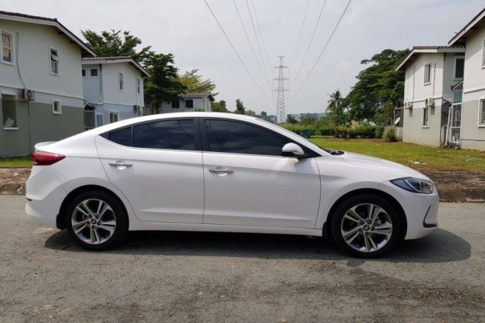 Bán xe Hyundai Elantra 2.0AT 2016 số tự động màu trắng