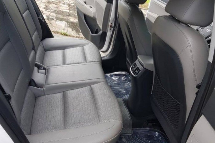 Bán xe Hyundai Elantra 2.0AT 2016 số tự động màu trắng