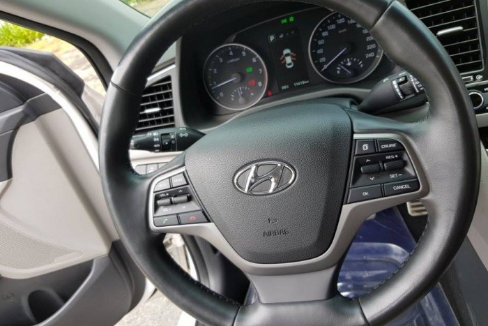 Bán xe Hyundai Elantra 2.0AT 2016 số tự động màu trắng