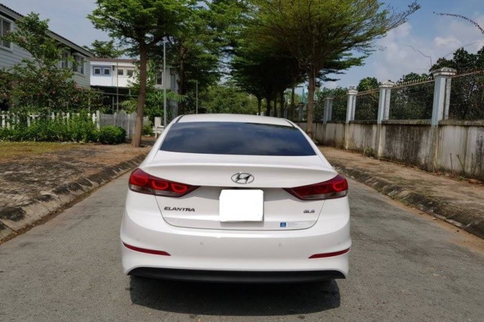 Bán xe Hyundai Elantra 2.0AT 2016 số tự động màu trắng