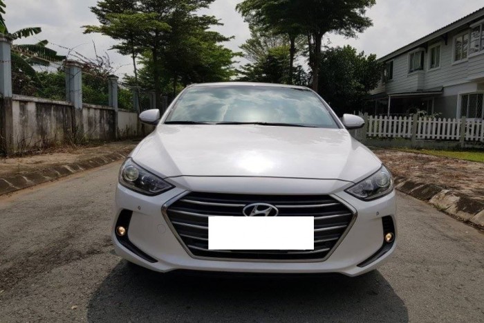 Bán xe Hyundai Elantra 2.0AT 2016 số tự động màu trắng