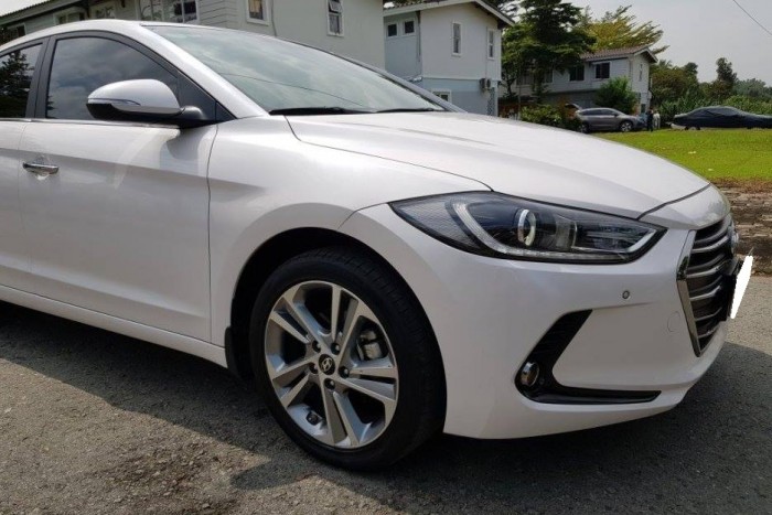 Bán xe Hyundai Elantra 2.0AT 2016 số tự động màu trắng