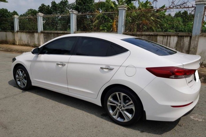 Bán xe Hyundai Elantra 2.0AT 2016 số tự động màu trắng
