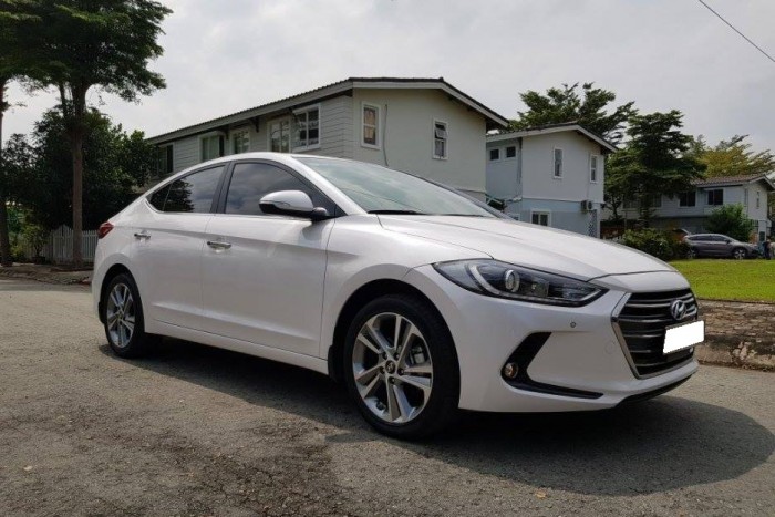 Bán xe Hyundai Elantra 2.0AT 2016 số tự động màu trắng