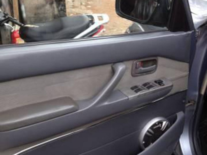 Bán Toyota land cruiser 4.5 xám 1997 hai cầu số sàn xe còn rất đẹp.