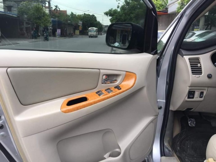 Cần bán gấp Toyota Innova 2010 màu bạc. Xe số sàn, bản G