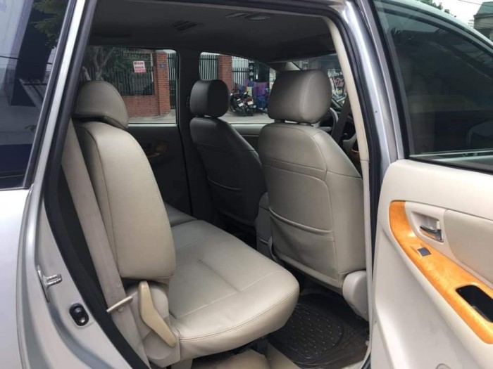 Cần bán gấp Toyota Innova 2010 màu bạc. Xe số sàn, bản G