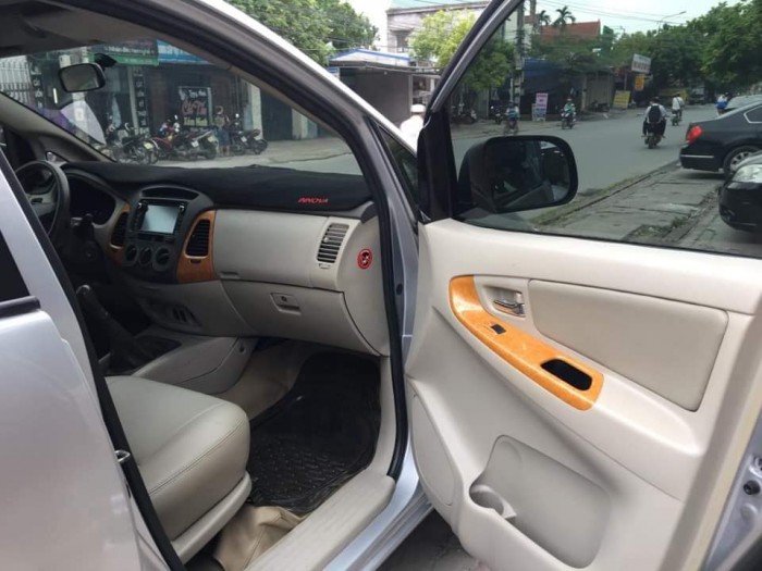 Cần bán gấp Toyota Innova 2010 màu bạc. Xe số sàn, bản G