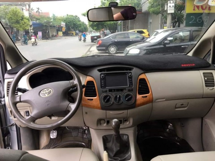 Cần bán gấp Toyota Innova 2010 màu bạc. Xe số sàn, bản G