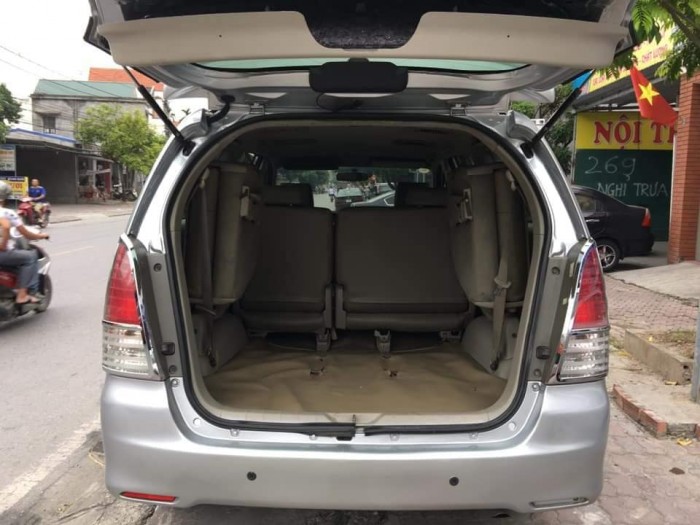 Cần bán gấp Toyota Innova 2010 màu bạc. Xe số sàn, bản G