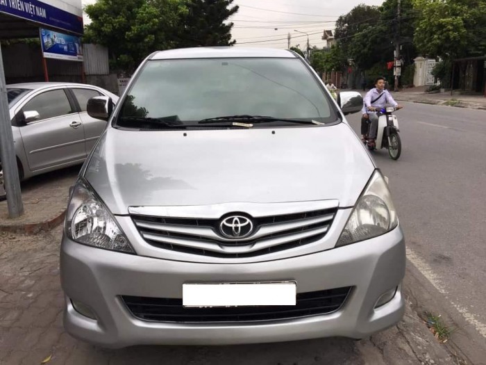 Cần bán gấp Toyota Innova 2010 màu bạc. Xe số sàn, bản G