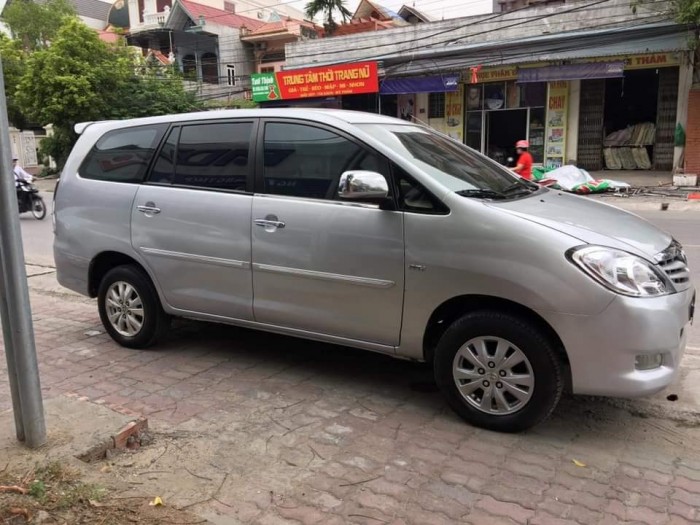 Cần bán gấp Toyota Innova 2010 màu bạc. Xe số sàn, bản G