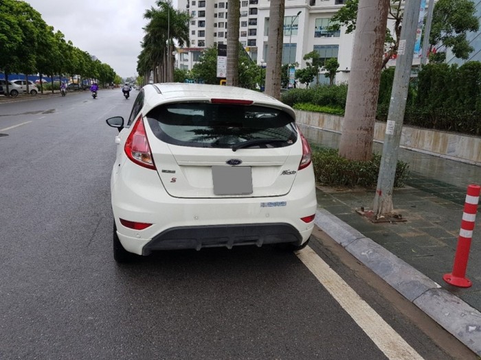 Cho ra đi em Ford Fiesta 1.5AT 2016 màu trắng 5 cửa đẹp hoàn hảo