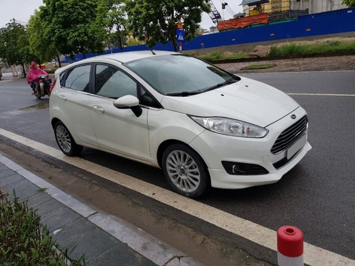 Cho ra đi em Ford Fiesta 1.5AT 2016 màu trắng 5 cửa đẹp hoàn hảo